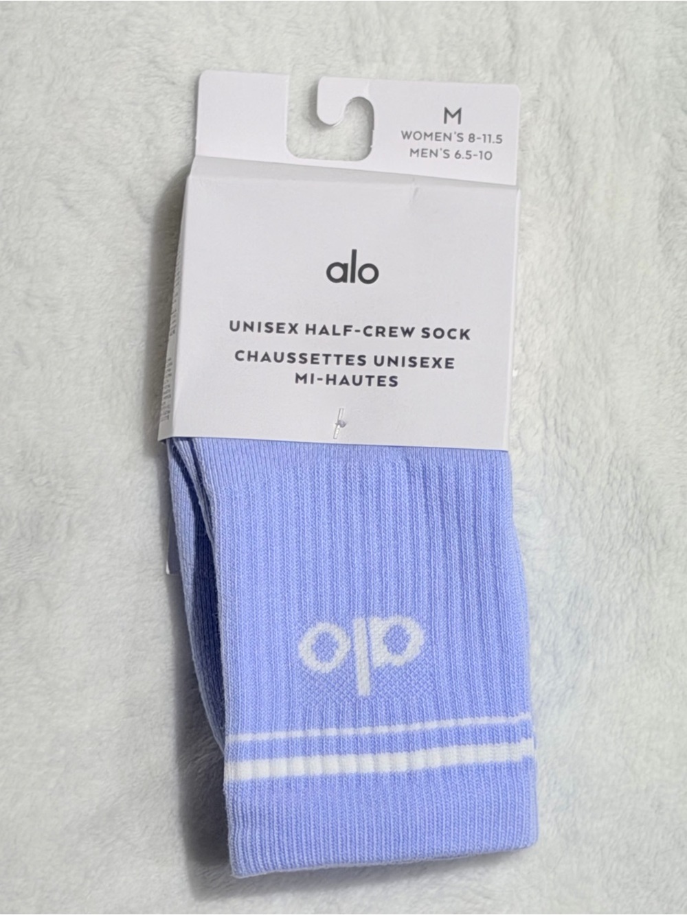 ALO Yoga Unisex Half-Crew Socks in seashell blue m
